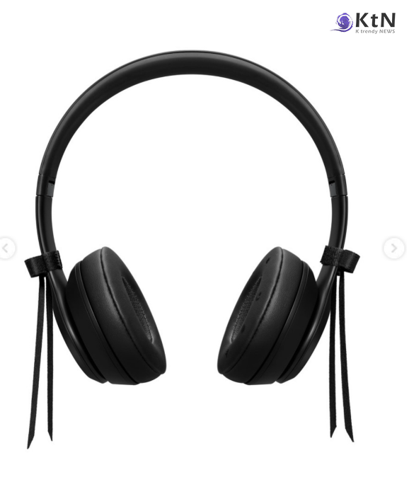 비츠바이 닥터드레(Beats)가 글로벌 아이콘 제니와 협업해 스페셜 에디션 ’솔로 4‘ 오닉스 블랙 색상을 선보인다. 블랙 톤의 미니멀한 디자인으로 출시된 이번 에디션은 탈 부착 가능한 리본이 포인트로, 울트라플러시 이어 쿠션에는 제니의 음악에서 영감 받은 심볼이 적용됐다. 사진=2026. 04.22 비츠 K trendy NEWS DB ⓒ케이 트렌디뉴스 무단전재 및 수집, 재배포금지