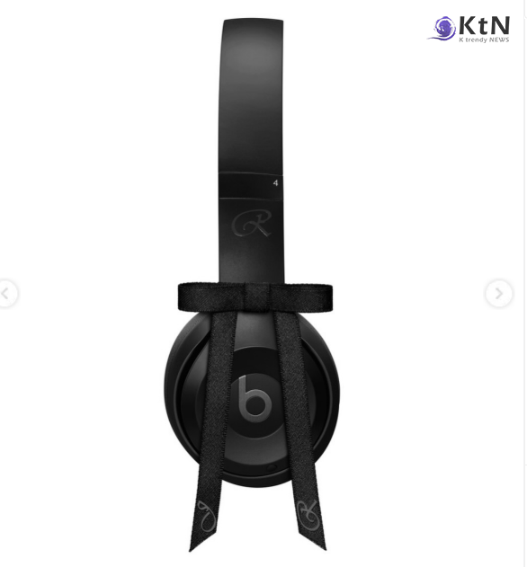 비츠바이 닥터드레(Beats)가 글로벌 아이콘 제니와 협업해 스페셜 에디션 ’솔로 4‘ 오닉스 블랙 색상을 선보인다. 블랙 톤의 미니멀한 디자인으로 출시된 이번 에디션은 탈 부착 가능한 리본이 포인트로, 울트라플러시 이어 쿠션에는 제니의 음악에서 영감 받은 심볼이 적용됐다. 사진=2026. 04.22 비츠 K trendy NEWS DB ⓒ케이 트렌디뉴스 무단전재 및 수집, 재배포금지