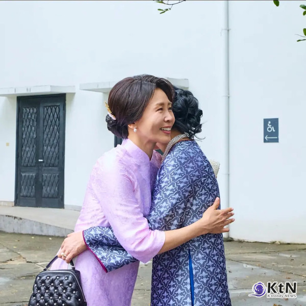 베트남을 국빈 방문 중인 이재명 대통령의 부인 김혜경 여사가 또람 베트남 당 서기장의 배우자 응오 프엉 리 여사로부터 선물 받은 분홍색 아오자이를 착용한 사진을 공개하며 양국의 깊은 유대감을 강조했다.  사진=2026. 04.23  ktv ,청와대 K trendy NEWS DB ⓒ케이 트렌디뉴스 무단전재 및 수집, 재배포금지