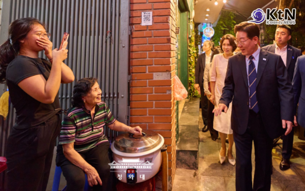 "한국 대통령이 왜 여기서 나와?"... 하노이 밤거리 뒤흔든 'K-소통'  사진=2026. 04.25 청와대  K trendy NEWS DB ⓒ케이 트렌디뉴스 무단전재 및 수집, 재배포금지