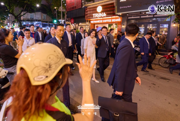 "한국 대통령이 왜 여기서 나와?"... 하노이 밤거리 뒤흔든 'K-소통'  사진=2026. 04.25 청와대  K trendy NEWS DB ⓒ케이 트렌디뉴스 무단전재 및 수집, 재배포금지