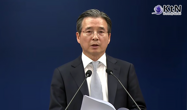 27일 이재명 대통령과 데미스 하사비스 구글 딥마인드 최고경영자(CEO)의 접견 직후 브리핑을 통해 구글이 올해 안에 한국에 AI 캠퍼스를 개소하고 연구자와 스타트업 간의 협력을 본격화할 것이라고 발표했다.  사진=2026. 04.27  ktv 화면 갈무리 K trendy NEWS DB ⓒ케이 트렌디뉴스 무단전재 및 수집, 재배포금지