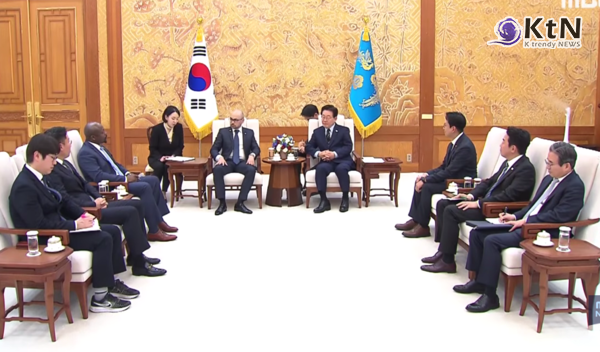 27일 이재명 대통령과 데미스 하사비스 구글 딥마인드 최고경영자(CEO)의 접견 직후 브리핑을 통해 구글이 올해 안에 한국에 AI 캠퍼스를 개소하고 연구자와 스타트업 간의 협력을 본격화할 것이라고 발표했다.  사진=2026. 04.27  ktv 화면 갈무리 K trendy NEWS DB ⓒ케이 트렌디뉴스 무단전재 및 수집, 재배포금지