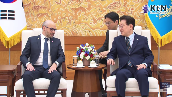 27일 이재명 대통령과 데미스 하사비스 구글 딥마인드 최고경영자(CEO)의 접견 직후 브리핑을 통해 구글이 올해 안에 한국에 AI 캠퍼스를 개소하고 연구자와 스타트업 간의 협력을 본격화할 것이라고 발표했다.  사진=2026. 04.27  ktv 화면 갈무리 K trendy NEWS DB ⓒ케이 트렌디뉴스 무단전재 및 수집, 재배포금지