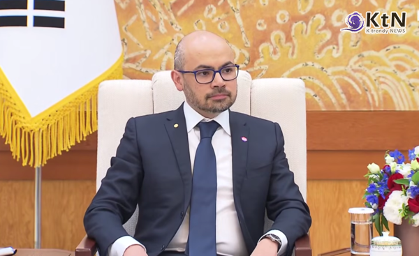 27일 이재명 대통령과 데미스 하사비스 구글 딥마인드 최고경영자(CEO)의 접견 직후 브리핑을 통해 구글이 올해 안에 한국에 AI 캠퍼스를 개소하고 연구자와 스타트업 간의 협력을 본격화할 것이라고 발표했다.  사진=2026. 04.27  ktv 화면 갈무리 K trendy NEWS DB ⓒ케이 트렌디뉴스 무단전재 및 수집, 재배포금지