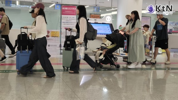 정부는 2026년 4월 28일 이재명 대통령 주재로 열린 국무회의에서 인구감소지역 여행객에게 식사·숙박·교통비의 50%를 환급해주고 농축수산물 할인에 220억 원을 투입하는 내용을 골자로 한 ‘친환경 녹색 소비·관광 붐업 방안’을 의결했다.  사진=2026. 04.28 인천공항에 여행객 K trendy NEWS DB ⓒ케이 트렌디뉴스 무단전재 및 수집, 재배포금지