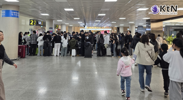 "요즘 소풍 왜 안 가나" 이 대통령 지적에 교육부, 5월 중 '면책권' 대폭 강화 사진=2026. 04.29  제주 공항 수학여행가는 학생들 K trendy NEWS DB ⓒ케이 트렌디뉴스 무단전재 및 수집, 재배포금지
