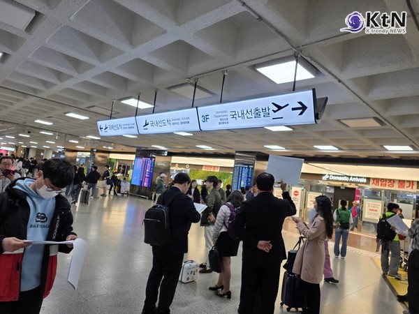 "요즘 소풍 왜 안 가나" 이 대통령 지적에 교육부, 5월 중 '면책권' 대폭 강화 사진=2026. 04.29  제주 공항 수학여행가는 학생들 K trendy NEWS DB ⓒ케이 트렌디뉴스 무단전재 및 수집, 재배포금지
