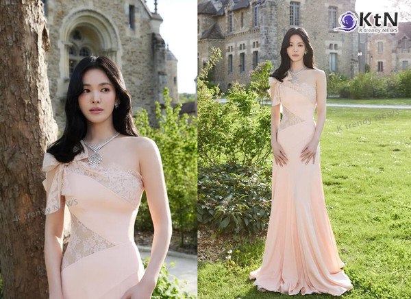 "도대체 뭘 발랐길래?" 소피마르소와 ‘세기의 투샷’ 송혜교, '메이크업' 제품 알고 보니  배우 송혜교가 프랑스 하이 주얼리 브랜드 쇼메(CHAUMET)의 글로벌 행사에서 프랑스의 전설적인 배우 소피 마르소와 만나 전 세계의 이목을 집중시켰다. 특히 송혜교 메이크업에 더욱 관심이 쏠리고 있다. 사진=2026. 04.29 iammaeng / 송혜교 인스타그램 갈무리 / 편집 K trendy NEWS DB ⓒ케이 트렌디뉴스 무단전재 및 수집, 재배포금지