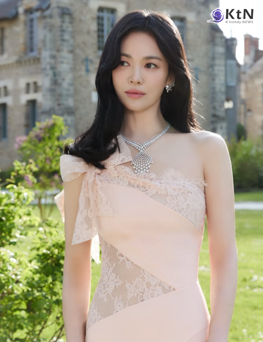 "도대체 뭘 발랐길래?" 소피마르소와 ‘세기의 투샷’ 송혜교, '메이크업' 제품 알고 보니  배우 송혜교가 프랑스 하이 주얼리 브랜드 쇼메(CHAUMET)의 글로벌 행사에서 프랑스의 전설적인 배우 소피 마르소와 만나 전 세계의 이목을 집중시켰다. 특히 송혜교 메이크업에 더욱 관심이 쏠리고 있다. 사진=2026. 04.29 iammaeng / 송혜교 인스타그램 갈무리 / 편집 K trendy NEWS DB ⓒ케이 트렌디뉴스 무단전재 및 수집, 재배포금지
