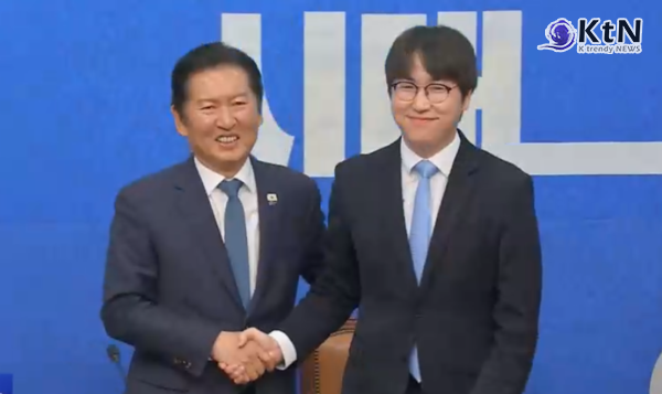 ‘하GPT’ 하정우, 부산 북갑 출마…어무이 곁에서 AI 부산 만들 것 / 더불어민주당이 29일 국회 당대표 회의실에서 제2차 인재영입식을 열고 하정우 전 청와대 AI미래기획수석과 전은수 전 청와대 대변인을 각각 영입 인재와 발탁 인재로 공식 발표했다. ​​​​​​​   사진=2026. 04.29 델리민주 갈무리  K trendy NEWS DB ⓒ케이 트렌디뉴스 무단전재 및 수집, 재배포금지