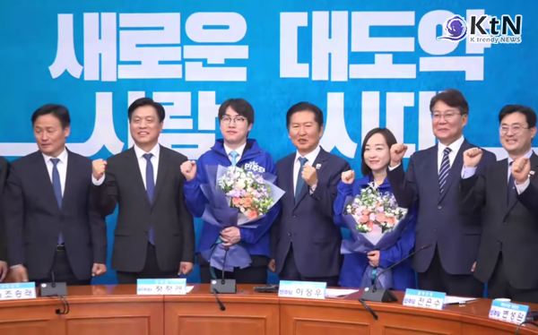 ‘하GPT’ 하정우, 부산 북갑 출마…어무이 곁에서 AI 부산 만들 것 / 더불어민주당이 29일 국회 당대표 회의실에서 제2차 인재영입식을 열고 하정우 전 청와대 AI미래기획수석과 전은수 전 청와대 대변인을 각각 영입 인재와 발탁 인재로 공식 발표했다. ​​​​​​​   사진=2026. 04.29 델리민주 갈무리  K trendy NEWS DB ⓒ케이 트렌디뉴스 무단전재 및 수집, 재배포금지