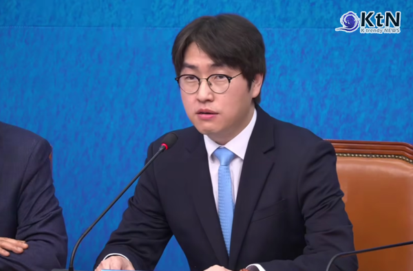 ‘하GPT’ 하정우, 부산 북갑 출마…어무이 곁에서 AI 부산 만들 것 / 더불어민주당이 29일 국회 당대표 회의실에서 제2차 인재영입식을 열고 하정우 전 청와대 AI미래기획수석과 전은수 전 청와대 대변인을 각각 영입 인재와 발탁 인재로 공식 발표했다. ​​​​​​​   사진=2026. 04.29 델리민주 갈무리  K trendy NEWS DB ⓒ케이 트렌디뉴스 무단전재 및 수집, 재배포금지
