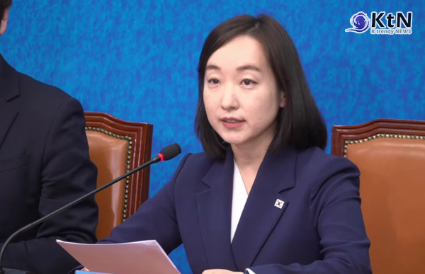 ‘하GPT’ 하정우, 부산 북갑 출마…어무이 곁에서 AI 부산 만들 것 / 더불어민주당이 29일 국회 당대표 회의실에서 제2차 인재영입식을 열고 하정우 전 청와대 AI미래기획수석과 전은수 전 청와대 대변인을 각각 영입 인재와 발탁 인재로 공식 발표했다. ​​​​​​​   사진=2026. 04.29 델리민주 갈무리  K trendy NEWS DB ⓒ케이 트렌디뉴스 무단전재 및 수집, 재배포금지