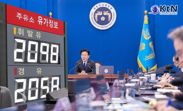 기름값 지원인데 주유소 제한은 모순… 이재명 대통령 지시에 사용처 전격 확대  (소득 하위 70% 국민에게 지급되는 ‘고유가 피해지원금’의 사용처가 연 매출액 규모와 관계없이 전국 모든 주유소로 확대된다. )  사진=2026. 04.30  청와대 갈무리/ 편집 K trendy NEWS DB ⓒ케이 트렌디뉴스 무단전재 및 수집, 재배포금지