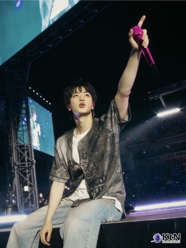 ''새 학기 옆자리' 1위' BTS 진, '세이렌' 음색으로 북미 팬심 저격…  엘파소 공연 기대감↑ 사진=2026. 05.02 빅히트 뮤직 방탄소년단 진  sns 갈무리  K trendy NEWS DB ⓒ케이 트렌디뉴스 무단전재 및 수집, 재배포금지