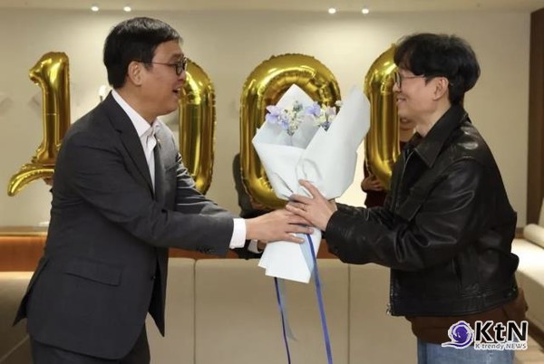 김은희와 사는 남자? 이젠 천만 감독!... 최휘영 장관, 장항준 '왕사남' 흥행에  한국 영화의 축복    장항준 감독의 영화 '왕과 사는 남자'가 1000만 관객을 돌파하며 침체됐던 한국 영화계에 부활의 신호탄을 쐈다. 사진=2026. 03.07  최휘영 문화체육관광부 장관 sns 갈무리 K trendy NEWS DB ⓒ케이 트렌디뉴스 무단전재 및 수집, 재배포금지