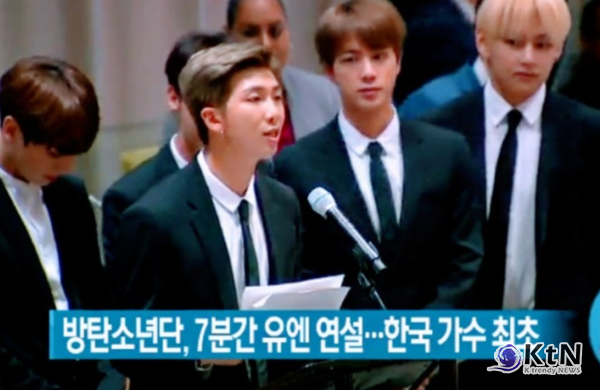[BTS RM①] 멕시코 100만 '아미' 환호...한국어로 세계를 설계한 RM, BTS 글로벌 문법의 출발점 사진=2026. 05.08 KBS  2018년 9월 24일 뉴욕 유엔본부 연단에서 진행한 ‘Speak Yourself’ 연설은 상징적 장면이었다. RM은 자신을 “한국의 작은 도시에서 온 힙합 아이돌이자 아티스트”로 소개했다.  K trendy NEWS DB ⓒ케이 트렌디뉴스 무단전재 및 수집, 재배포금지