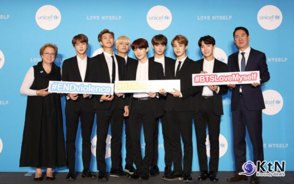  2018.11.26. 유니세프와 함께 시작한 ‘LOVE MYSELF’ 캠페인은 BTS의 메시지를 국제적 언어로 확장한 계기였다. [BTS RM①] 멕시코 100만 '아미' 환호...한국어로 세계를 설계한 RM, BTS 글로벌 문법의 출발점 사진=2026. 05.08  RM  SNS갈무리 K trendy NEWS DB ⓒ케이 트렌디뉴스 무단전재 및 수집, 재배포금지