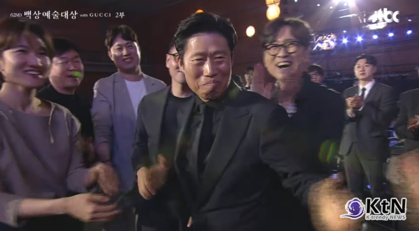 유해진·류승룡, 제62회 백상 대상…‘왕사남’과 ‘김부장’의 밤 [종합]  사진=2026. 05.08  영화 부문 유해진 ‘왕과 사는 남자’로 대기록… TV 부문 류승룡 ‘김부장’으로 .제62회 백상예술대상 영예 K trendy NEWS DB ⓒ케이 트렌디뉴스 무단전재 및 수집, 재배포금지
