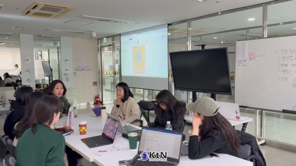 성신여자대학교 뷰티산업학과 한지수 학과장과 임원들이 ‘제7회 졸업논문 전시회’ 개최를 위해 회의를 진행하고있다.  /사진=K trendy NEWS DB ⓒ케이 트렌디뉴스 무단전재 및 수집, 재배포금지