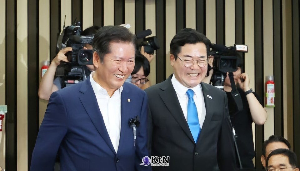 정청래, 민주당 당대표 적합도 1위…박찬대와 격차 벌리며 중도층까지 우세 전화면접·ARS 조사 모두 정청래 우세, 박찬대는 2030세대서 선전  /사진=정청래 facebook, K trendy NEWS DB ⓒ케이 트렌디뉴스 무단전재 및 수집, 재배포금지