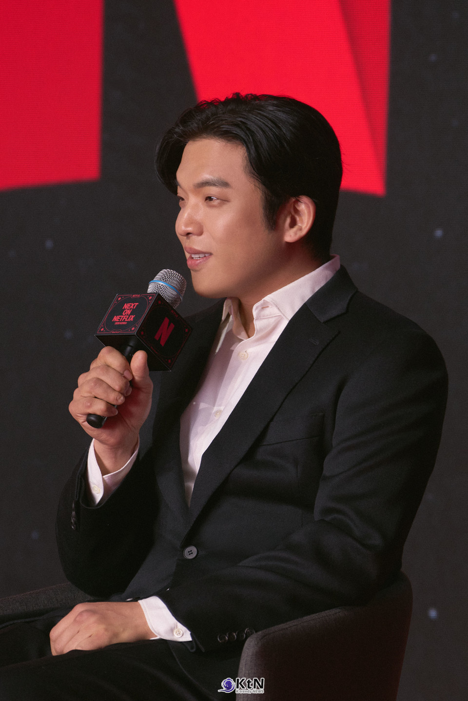 안성재 셰프, 와인 논란 후 '유튜브'까지 멈춘 사연 ...와인 서비스 논란으로 입장문까지 냈던 안성재 셰프가 “진심을 믿어주시는 모든 분께 감사드린다”며 짧은 심경을 전했다.   사진=2026. 05.15  넷플릭스 K trendy NEWS DB ⓒ케이 트렌디뉴스 무단전재 및 수집, 재배포금지