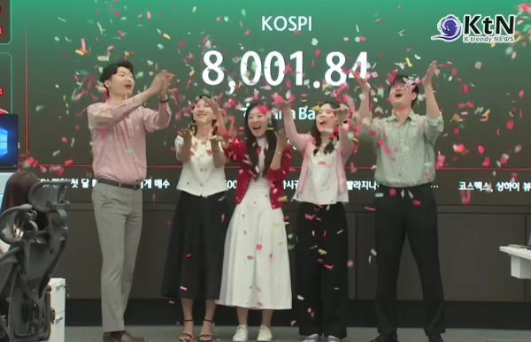 사상 처음 8000선을 넘어섰던 코스피가 반도체 대형주 급락과 외국인 매도, 원·달러 환율 1500원 터치가 겹치며 올해 8번째 매도 사이드카를 맞았다.  사진=2026. 05.15  방송 화면 갈무리 K trendy NEWS DB ⓒ케이 트렌디뉴스 무단전재 및 수집, 재배포금지