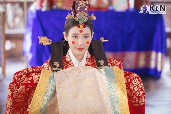 아이유가  넷플릭스 ‘폭싹 속았수다’에 이어 ‘21세기 대군부인’까지 연속 흥행 흐름을 이어가며 K드라마를 대표하는 얼굴로 다시 주목받고 있다....낙화놀이 기원 논쟁 잠재운 ‘대군부인’ 명장면… 세계가 주목한 한국의 미(美)  사진=2026. 05.15  MBC K trendy NEWS DB ⓒ케이 트렌디뉴스 무단전재 및 수집, 재배포금지