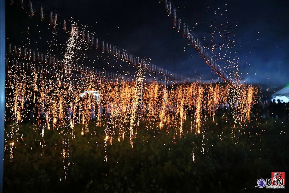 아이유가  넷플릭스 ‘폭싹 속았수다’에 이어 ‘21세기 대군부인’까지 연속 흥행 흐름을 이어가며 K드라마를 대표하는 얼굴로 다시 주목받고 있다....낙화놀이 기원 논쟁 잠재운 ‘대군부인’ 명장면… 세계가 주목한 한국의 미(美)  사진=2026. 05.15 K trendy NEWS DB    불꽃의 한국학, 하냥살이 낙화놀이. 사진=하냥살이 낙화놀이 ⓒ케이 트렌디뉴스 무단전재 및 수집, 재배포금지