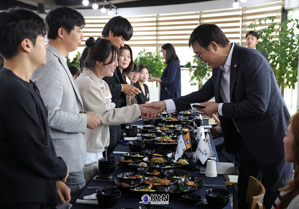 최휘영 문화체육관광부 장관이 15일 경남 밀양을 방문해 한 식당에서 경남지역 관광두레 관계자를 만나 간담회를 갖고 있다. /사진=문화체육관광부, K trendy NEWS DB ⓒ케이 트렌디뉴스 무단전재 및 수집, 재배포금지