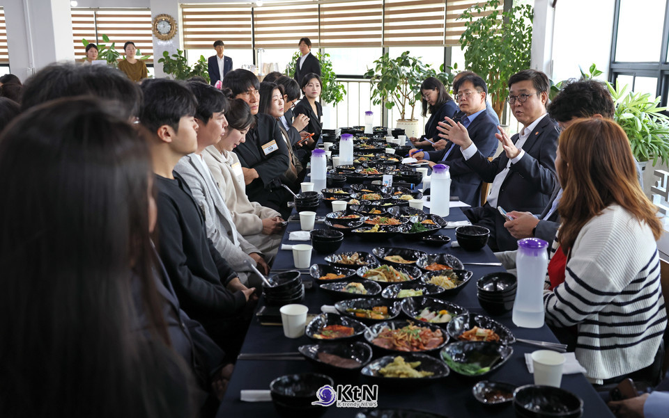 최휘영 문화체육관광부 장관이 15일 경남 밀양을 방문해 한 식당에서 경남지역 관광두레 관계자를 만나 간담회를 갖고 있다. /사진=문화체육관광부, K trendy NEWS DB ⓒ케이 트렌디뉴스 무단전재 및 수집, 재배포금지