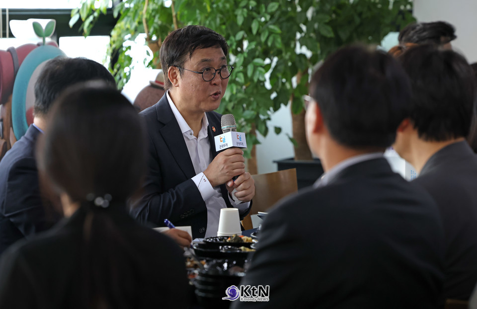최휘영 문화체육관광부 장관이 15일 경남 밀양을 방문해 한 식당에서 경남지역 관광두레 관계자를 만나 간담회를 갖고 있다. /사진=문화체육관광부, K trendy NEWS DB ⓒ케이 트렌디뉴스 무단전재 및 수집, 재배포금지