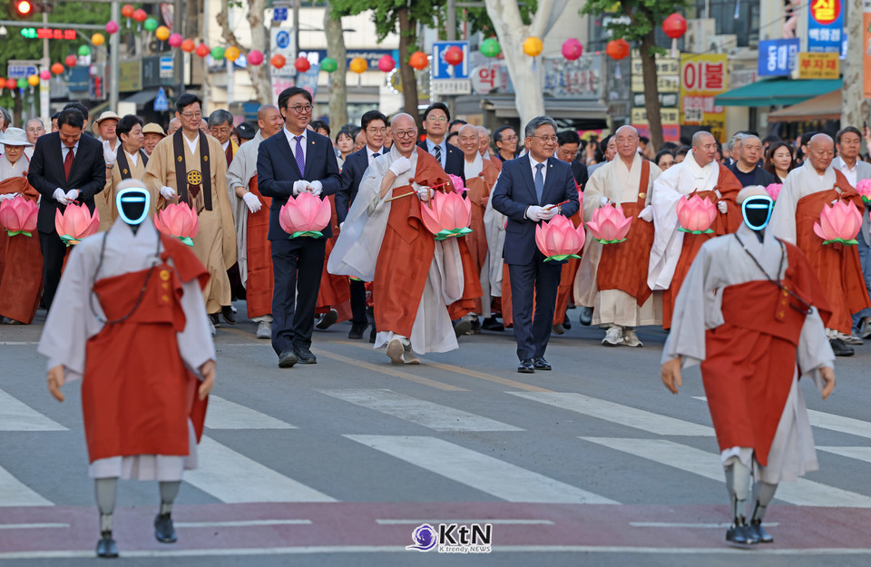  장관과 총무원장이 나란히 걷는 행렬의 장면은 전통이라는 권위가 대중적 축제의 장으로 내려와 소통하는 모습을 보여준다. /사진=문화체육관광부, K trendy NEWS DB ⓒ케이 트렌디뉴스 무단전재 및 수집, 재배포금지
