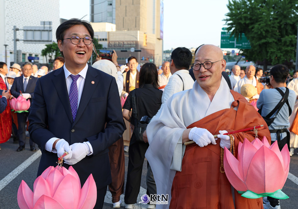 '불기 2570년 부처님오신날 연등회 연등행렬' 현장에 최휘영 문화체육관광부 장관이 대한불교조계종 총무원장 진우스님과 현장을 즐기고 있다. /사진=문화체육관광부, K trendy NEWS DB ⓒ케이 트렌디뉴스 무단전재 및 수집, 재배포금지