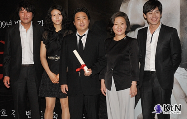 칸의 수상자에서 심사자로… 박찬욱, 프랑스 최고 문화훈장 ‘코망되르’ 품었다  사진=2026. 05.17 SNS 갈무리( ‘박쥐’는 2009년 심사위원상을 수상) / 편집 K trendy NEWS DB ⓒ케이 트렌디뉴스 무단전재 및 수집, 재배포금지
