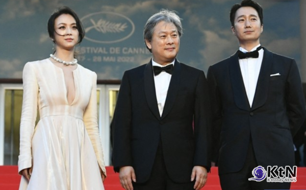 칸의 수상자에서 심사자로… 박찬욱, 프랑스 최고 문화훈장 ‘코망되르’ 품었다  사진=2026. 05.17 SNS 갈무리(  ‘헤어질 결심’은 2022년 칸 국제영화제 감독상) / 편집 K trendy NEWS DB ⓒ케이 트렌디뉴스 무단전재 및 수집, 재배포금지