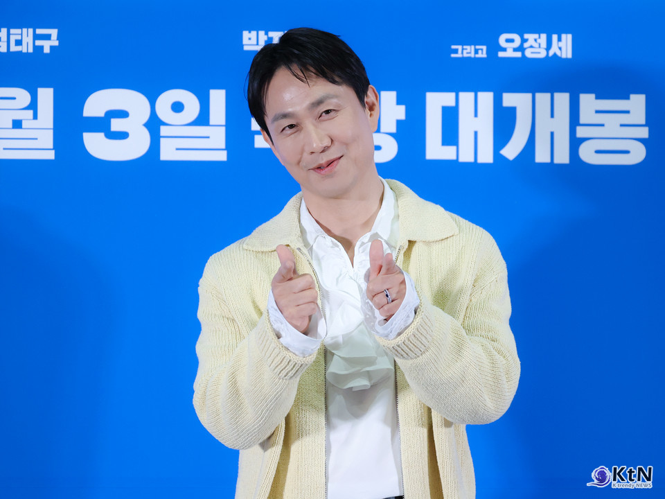 와일드 씽, 2026 소비 트렌드로 읽는 극장 코미디의 생존법. 5월 18일 오후 서울 잠실 롯데시네마 월드타워에서 영화 ‘와일드 씽’ 언론배급 시사회가 열렸다. 손재곤 감독과 배우 강동원, 엄태구, 박지현, 오정세가 참석한 이날 행사는 6월 3일 개봉을 앞둔 코미디 영화가 본편을 언론에 공개한 자리였다.  사진=K trendy NEWS DB ⓒ케이 트렌디뉴스 무단전재 및 수집, 재배포금지