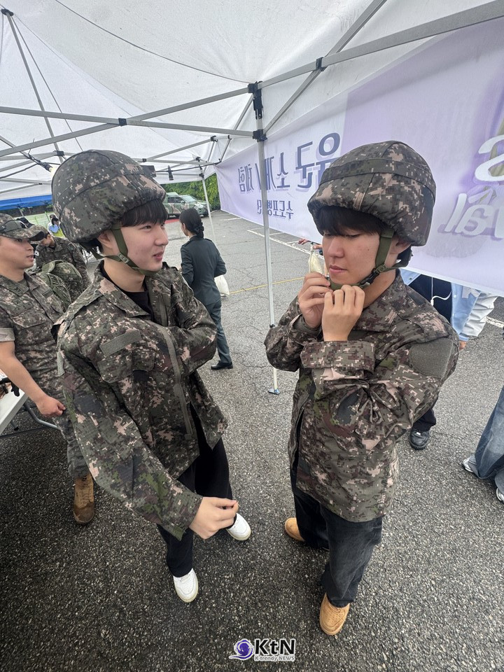 대한민국 육군 수도포병여단이 직접 참여한 '육군 소개 및 체험' 부스에서는 전투식량 시식, 군 장비 착용 체험이 진행되며 캠퍼스 한편에 이색적인 풍경을 만들어냈다.
