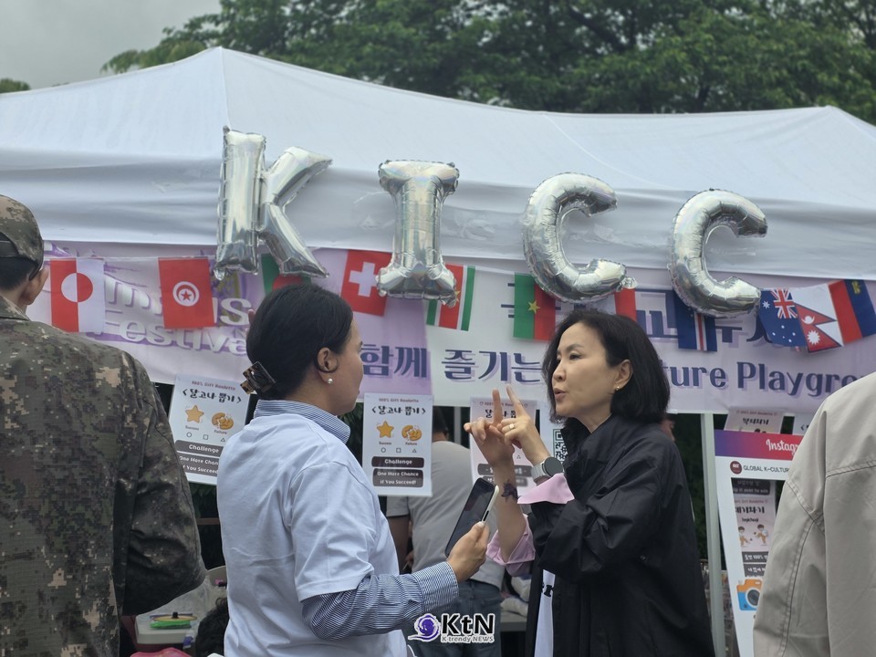 국제교류처는 '함께 즐기는 K-Culture Playground' 부스로 외국인 유학생들과의 문화 교류의 장을 열었다./사진=K trendy NEWS DB ⓒ케이 트렌디뉴스 무단전재 및 수집, 재배포금지/사진=K trendy NEWS DB ⓒ케이 트렌디뉴스 무단전재 및 수집, 재배포금지