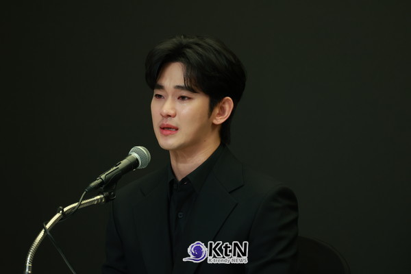 김수현 교제설 허위 판단…멈춰 선 '넉오프', 공개 변수 다시 수면 위로 사진=2026. 05.21 ( “사이버불링 멈춰라”…김수현 기자회견 앞 브라질 팬들이 보낸 메시지  사진=2025 03.31  )   K trendy NEWS DB ⓒ케이 트렌디뉴스 무단전재 및 수집, 재배포금지