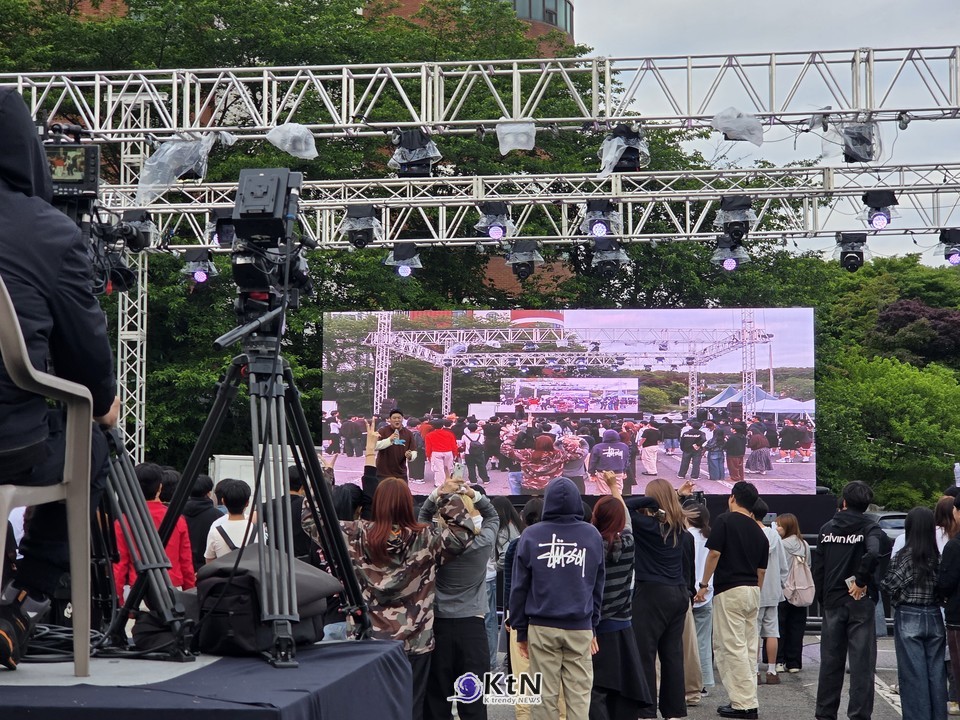 국제교류처 'K-Culture Playground' 부스, 재기차기·달고나·인스타 인증까지…박진영 총장도 직접 찾아 격려/사진=K trendy NEWS DB ⓒ케이 트렌디뉴스 무단전재 및 수집, 재배포금지