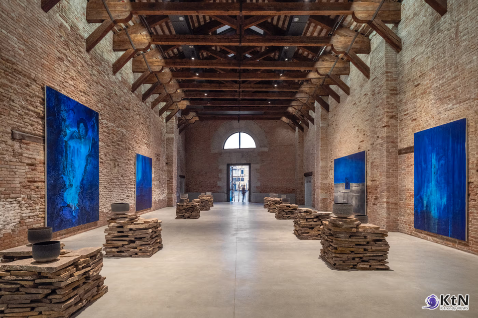 Lorna Simpson Comes Full Circle in Venice with ‘Third Person’. 사진=James Wang /The Artist And Hauser & Wirth, K trendy NEWS DB ⓒ케이 트렌디뉴스 무단전재 및 수집, 재배포금지