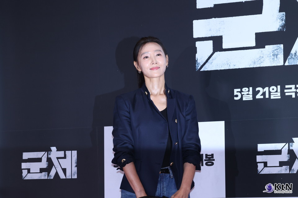 [군체 포토월 스타일⑪] 도지원, 네이비 재킷과 데님으로 만든 절제된 클래식. 사진=K trendy NEWS DB ⓒ케이 트렌디뉴스 무단전재 및 수집, 재배포금지