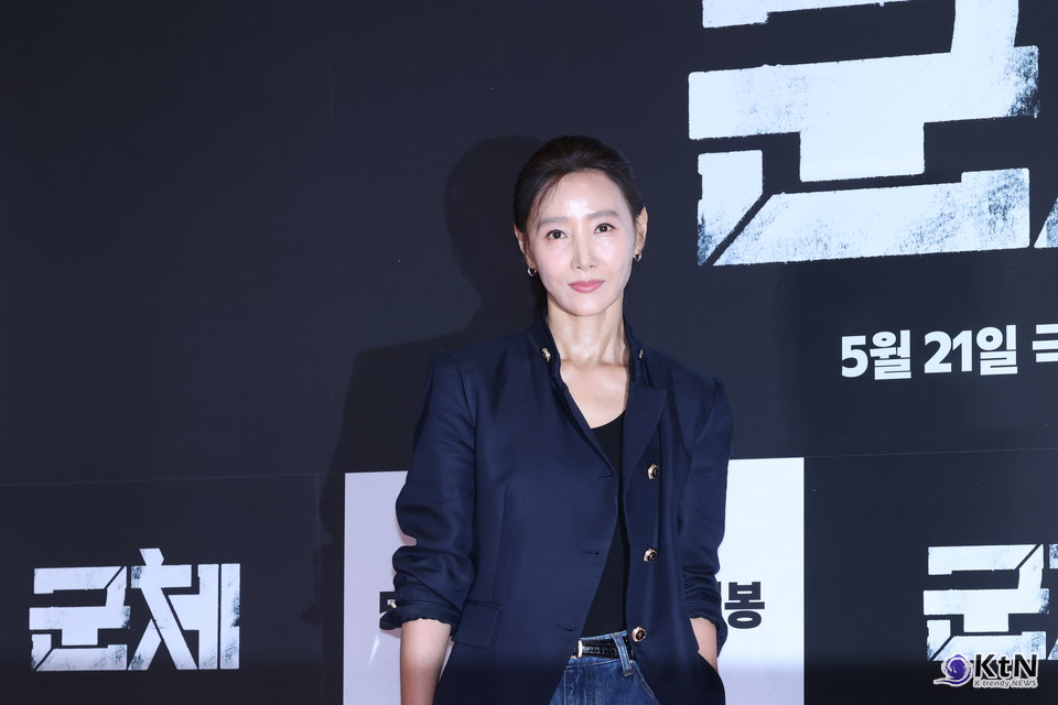 [군체 포토월 스타일⑪] 도지원, 네이비 재킷과 데님으로 만든 절제된 클래식. 사진=K trendy NEWS DB ⓒ케이 트렌디뉴스 무단전재 및 수집, 재배포금지