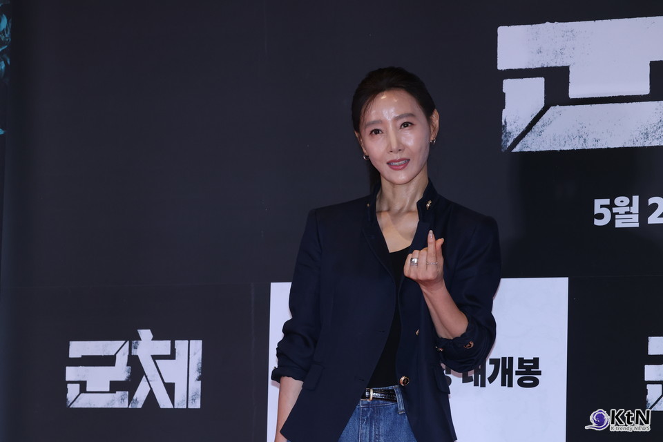 [군체 포토월 스타일⑪] 도지원, 네이비 재킷과 데님으로 만든 절제된 클래식. 사진=K trendy NEWS DB ⓒ케이 트렌디뉴스 무단전재 및 수집, 재배포금지