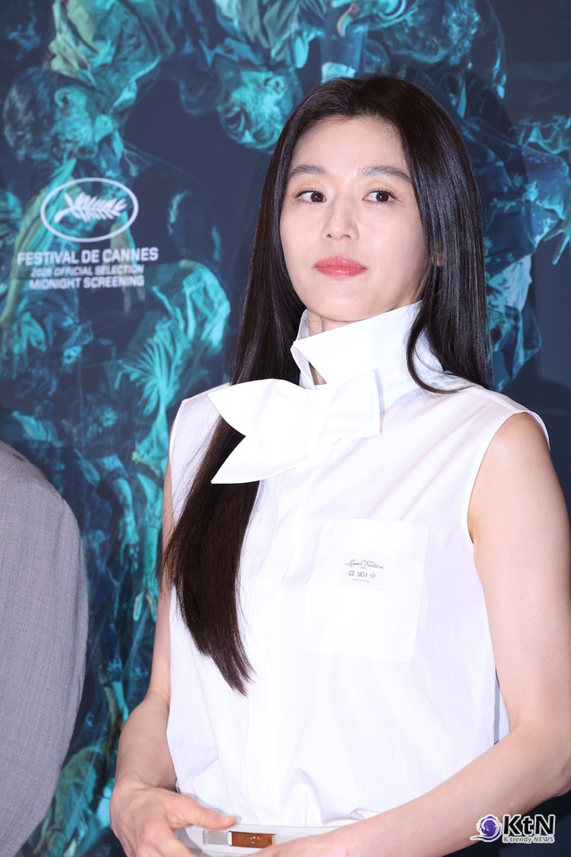 [군체 포토월 스타일⑬] 전지현, 화이트 슬리브리스 블라우스로 세운 포토월의 선  사진=K trendy NEWS DB ⓒ케이 트렌디뉴스 무단전재 및 수집, 재배포금지