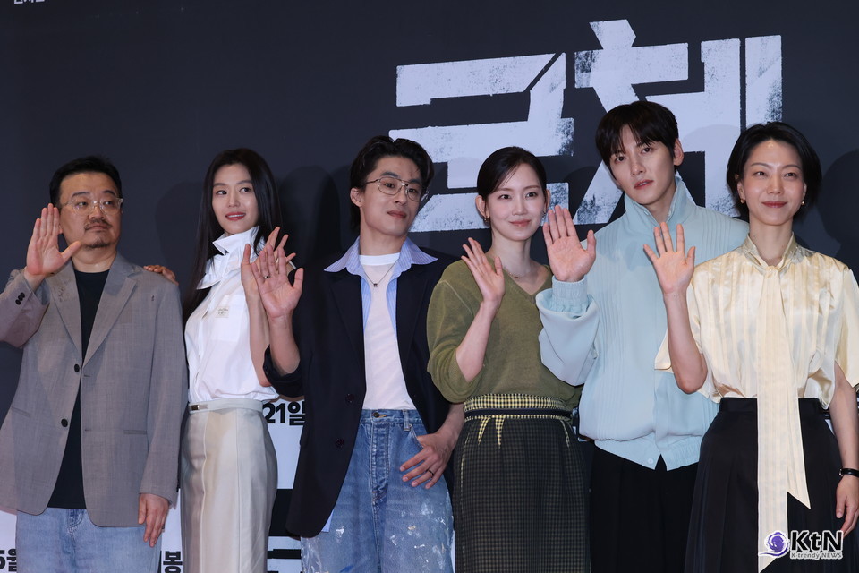 [군체 포토월 스타일⑬] 전지현, 화이트 슬리브리스 블라우스로 세운 포토월의 선  사진=K trendy NEWS DB ⓒ케이 트렌디뉴스 무단전재 및 수집, 재배포금지