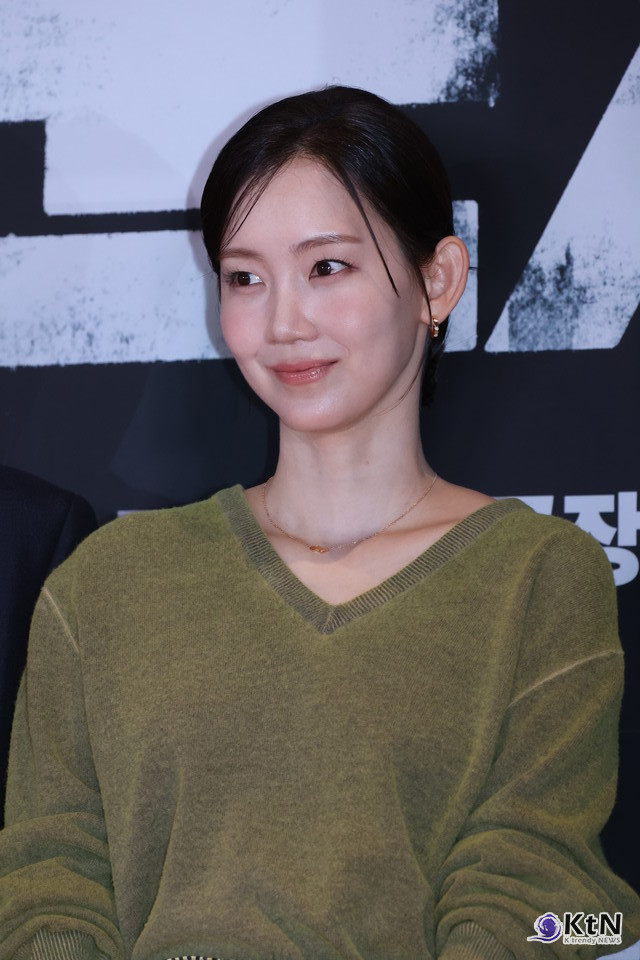[군체 포토월 스타일⑭] 신현빈, 올리브 니트와 체크 스커트로 낮춘 장르 포토월의 온도. 사진=K trendy NEWS DB ⓒ케이 트렌디뉴스 무단전재 및 수집, 재배포금지