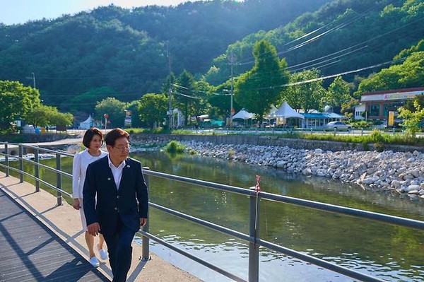 이재명 대통령과 김혜경 여사가 24일 포천 백운계곡을 찾아 하천·계곡 이용 실태와 여름철 안전관리 상황을 점검하면서, 한때 전국적인 행정 혁신 사례로 주목받았던 ‘백운계곡 정상화’가 다시금 국민적 관심을 받고 있다.(사진=청와대 제공)